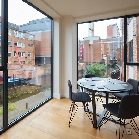 Luminous Living Near Apartament Birmingham